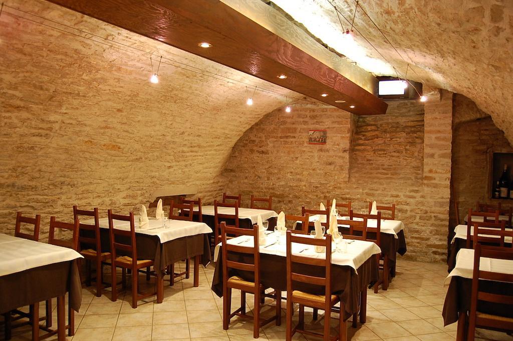 Champlitte-et-le-Prélot Hotel Du Donjon מראה חיצוני תמונה