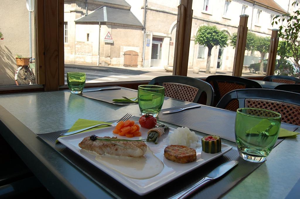 Champlitte-et-le-Prélot Hotel Du Donjon מראה חיצוני תמונה